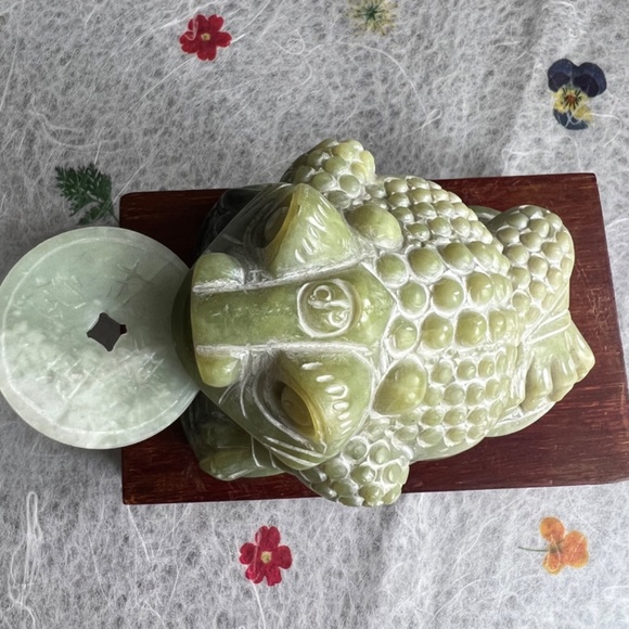 🌸 3 Legged Green Jade Frog w/ Jade Coin on display Wood - Picture 9 of 15